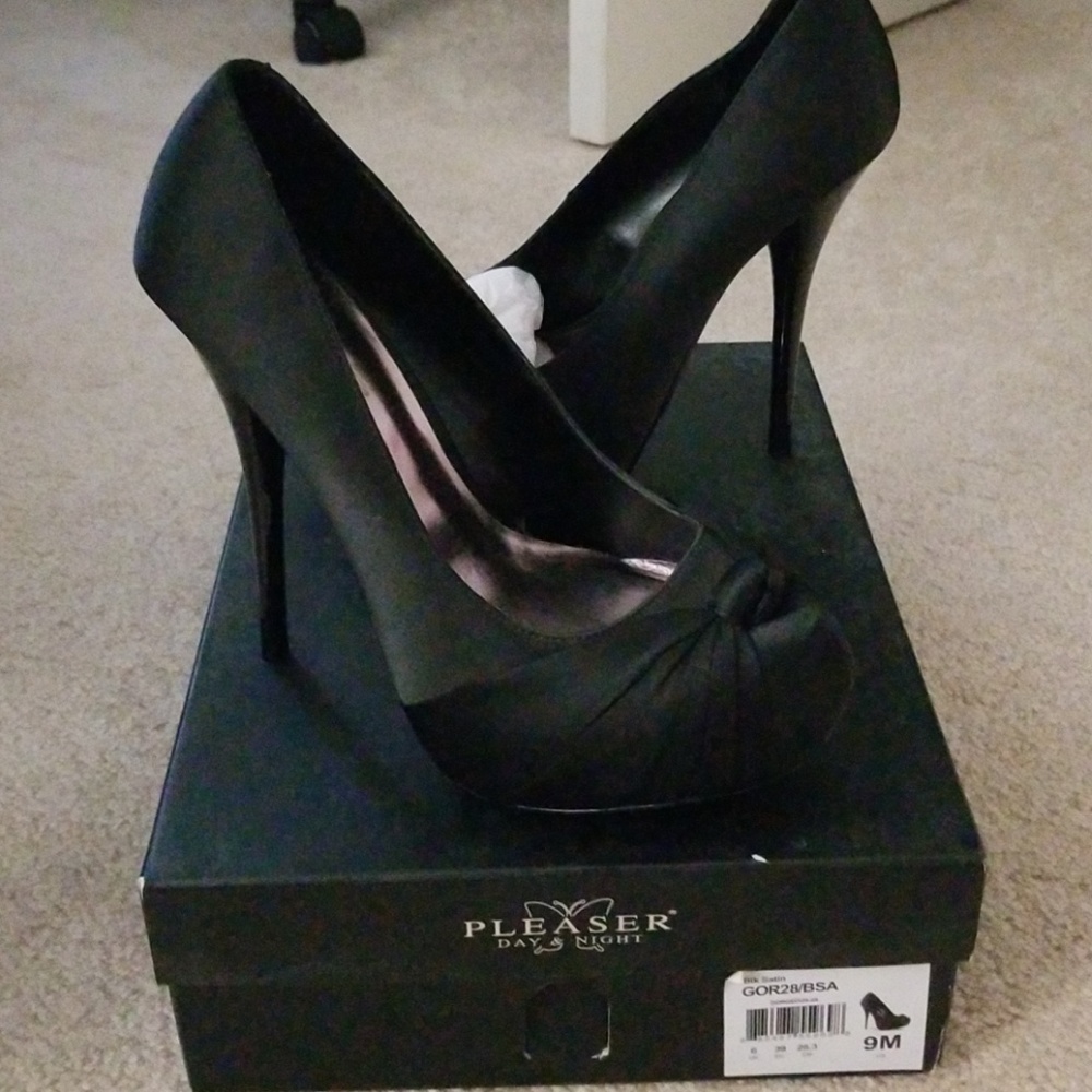 Pleaser Size 9 Black Satin Pumps